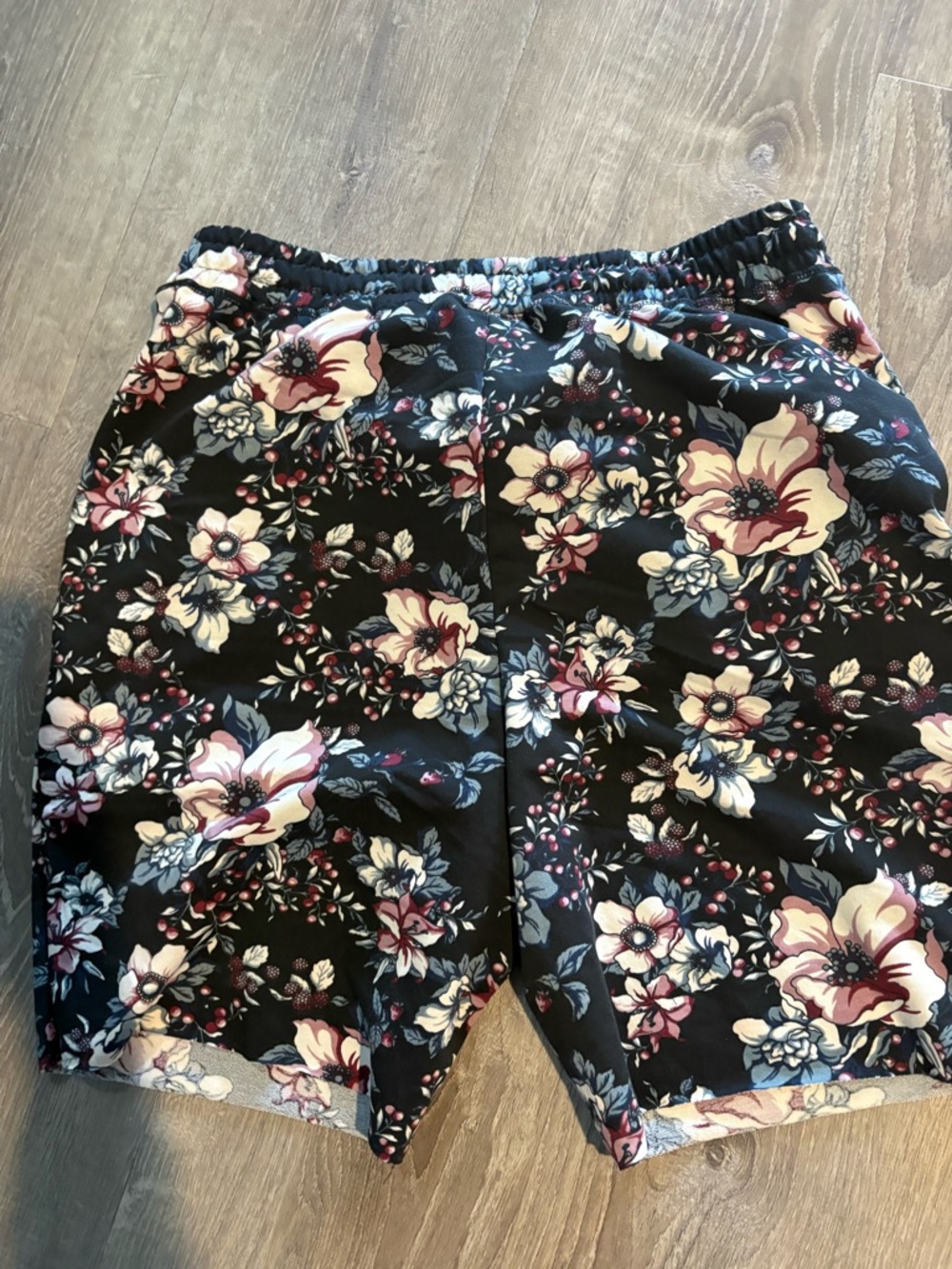 Lularoe Jamie Terry shorts new with tag large. Has pockets - Picture 4 of 5